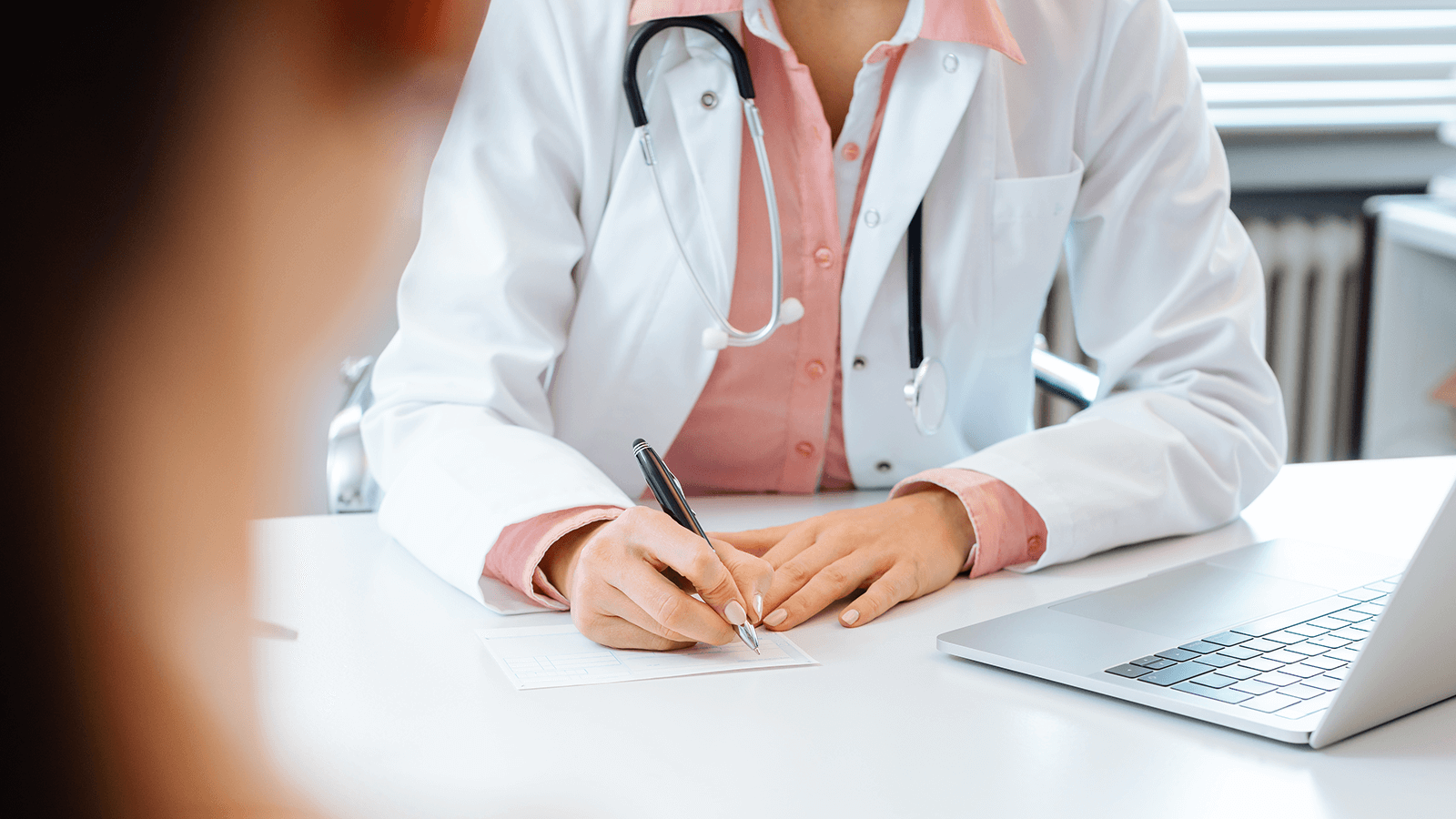 Ergotherapie auf Rezept: Ärztin stellt Heilmittelverordnung aus – Erstkontakt und Beratung als Einstieg in die therapeutische Versorgung